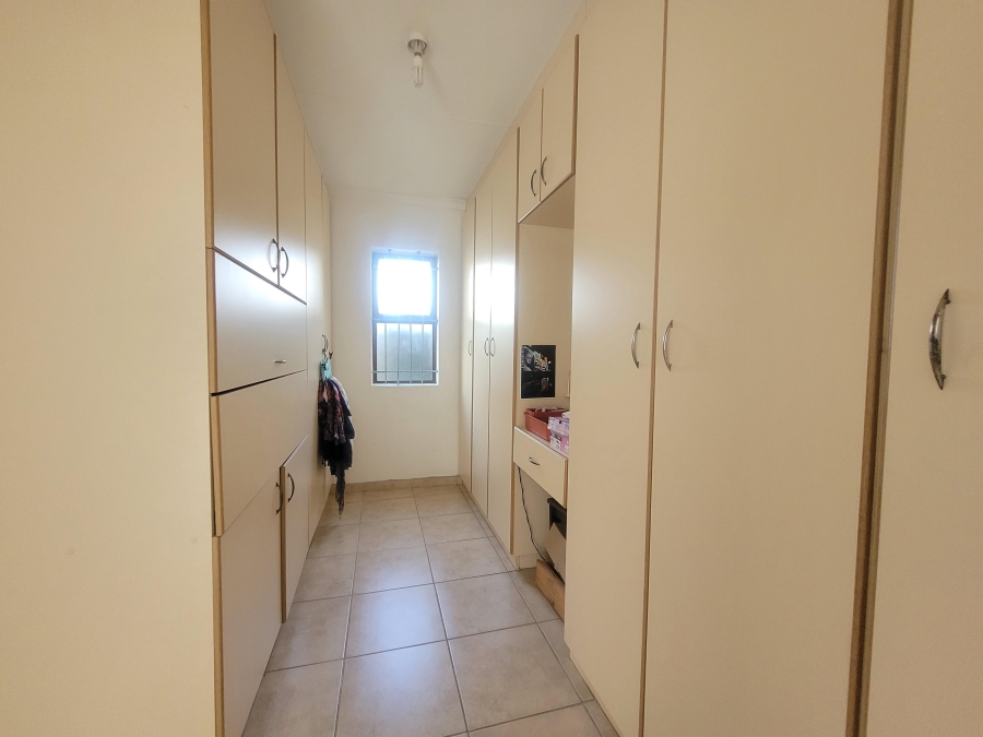 To Let 4 Bedroom Property for Rent in Wavecrest Eastern Cape